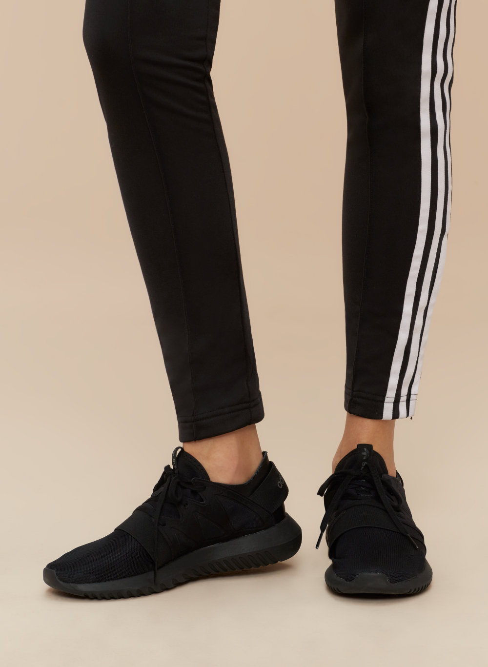 Adidas Women 's Tubular Defiant Sneakers in White Black Akira