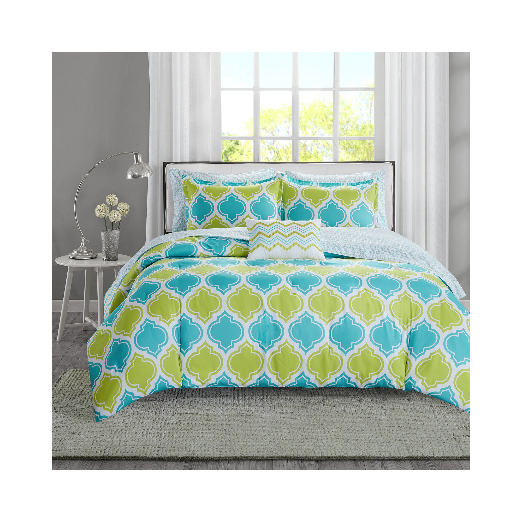 Intelligent Design Tracy Reversible Complete Bedding Set with Sheets