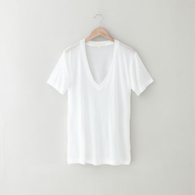 LEVI V-NECK TEE
