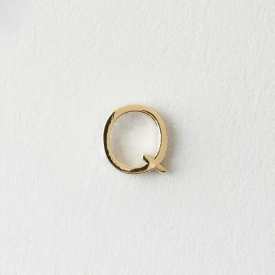 MINI LETTER STUD EARRING - Q