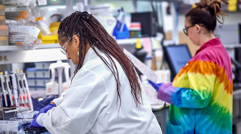 实验室里两个穿彩虹外套的女人