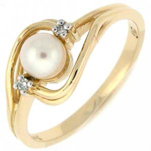 Elegant Pearl Ring with Diamonds