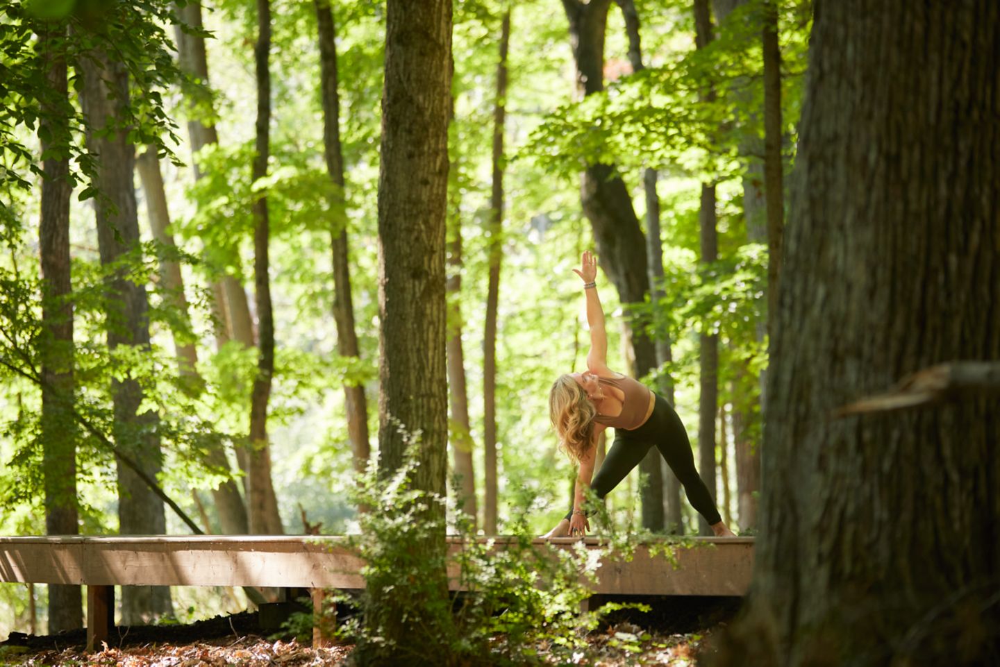 一个女人在树林里做瑜伽
