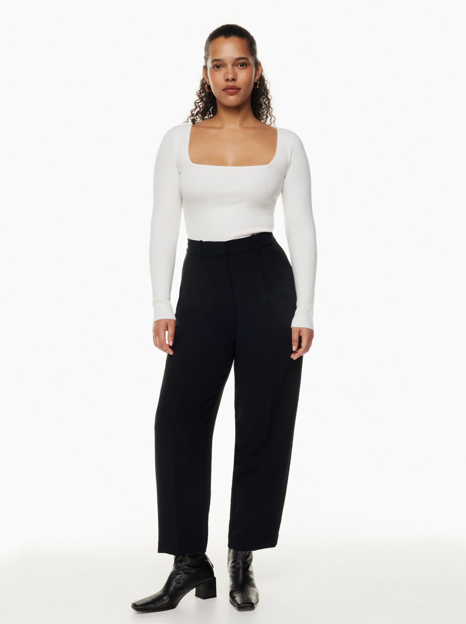 https://s7d9.scene7.com/is/image/Aritzia/fa22-compare-sizes-carrot-pant-regular?wid=1500