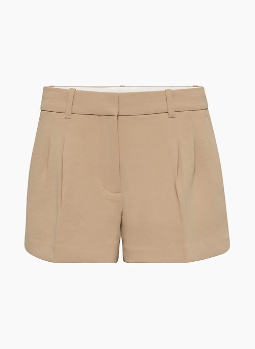 THE EFFORTLESS SHORT™ LO-RISE MINI - Low-waisted pleated shorts