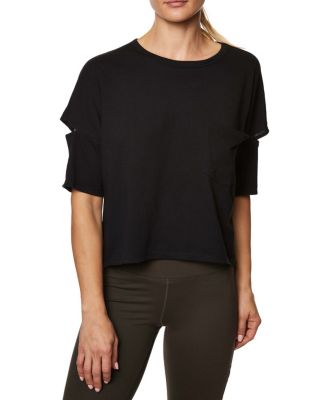 This roomy tee shirt features a relaxed, boxy silhouette. It's relaxed fit and slit details on the sleeves will give any workout a fresh edge. Tee shirt Boxy silhouette Elbow length sleeves Slash details on sleeves