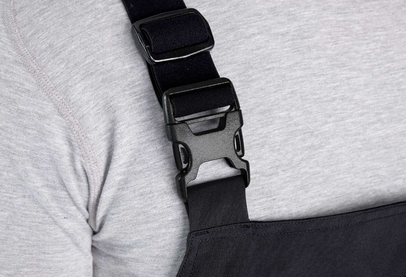 Adjustable straps. 