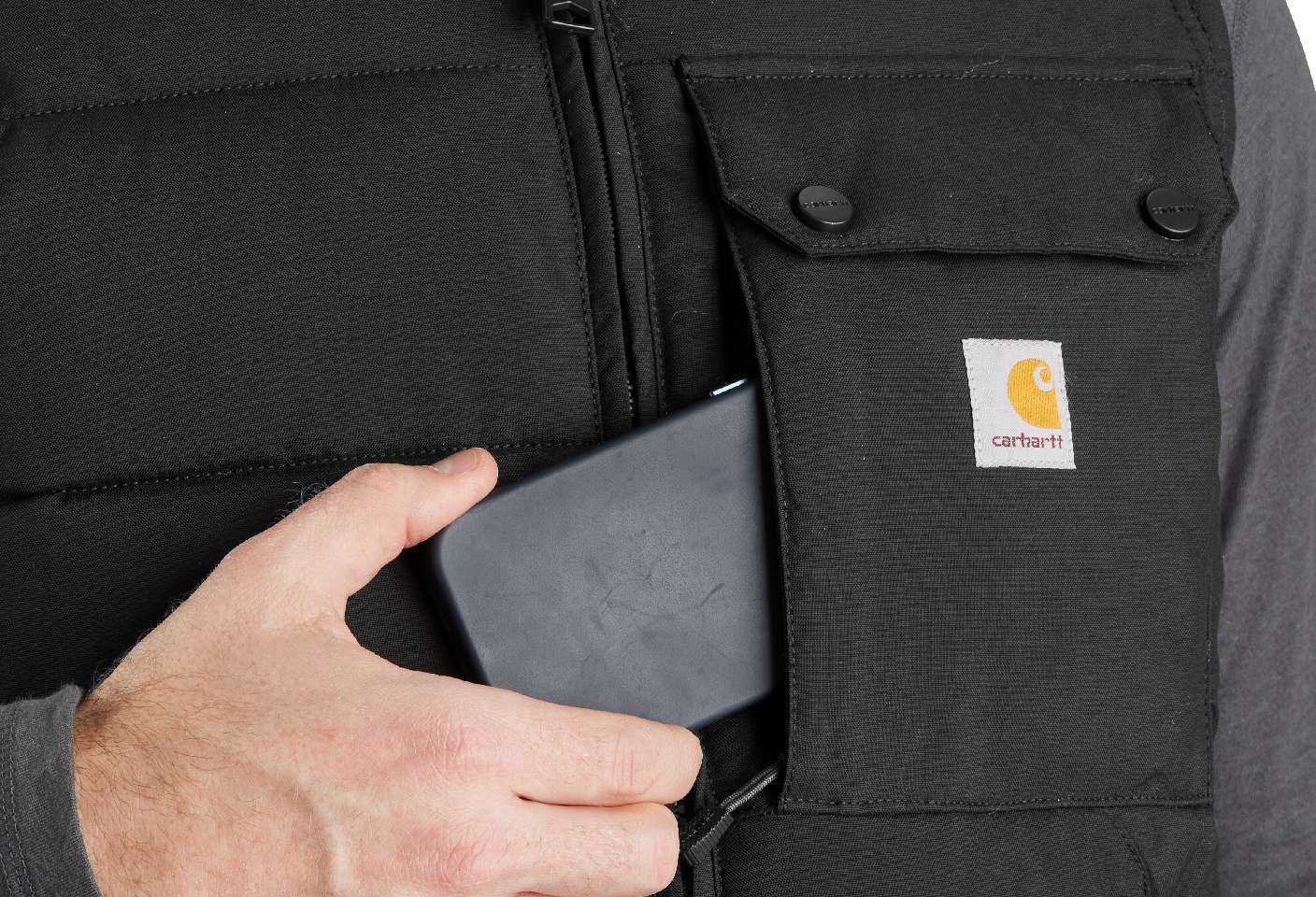 A dual entry chest pocket keeps essentials secure.