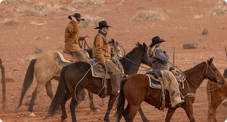Des cavaliers portant des vêtements de travail Carhartt Montana.