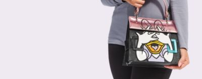 Danielle Nicole x Disney Disney crea una exclusiva colecci&oacute;n de bolsos de la mano de Danielle Nicole. Descubre todos los productos y hazte con tu favorito.**Productos pr&oacute;ximamente disponible de nuevo** DESCUBRIR
