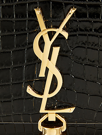 SAINT LAURENT Sac portefeuille Kate en cuir brillant embossé façon croco à pompon, à monogramme YSL et à bandoulière chaîne Femmes Noir