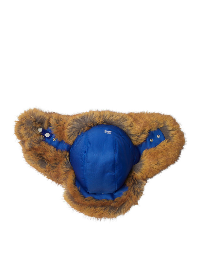 Burberry hat with fur pom outlet pom