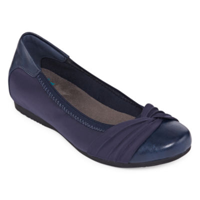 Yuu Womens Marcel Closed Toe Slip-On 