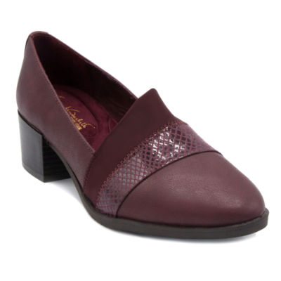 wide width round toe pumps