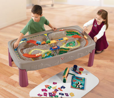 step2 deluxe canyon road train & track table with train set