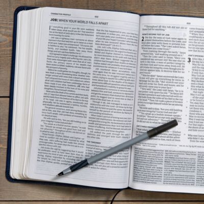 CSB Everyday Study Bible, Navy Cross LeatherTouch