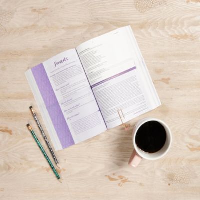 NKJV Daily Devotional Bible for Women, Trade Paper