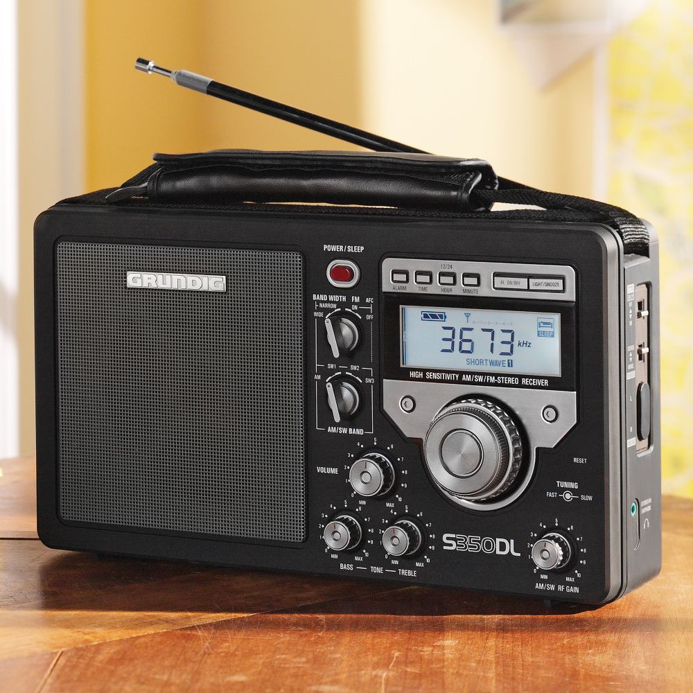 Deluxe AM/FM Shortwave Field Radio National Geographic Store