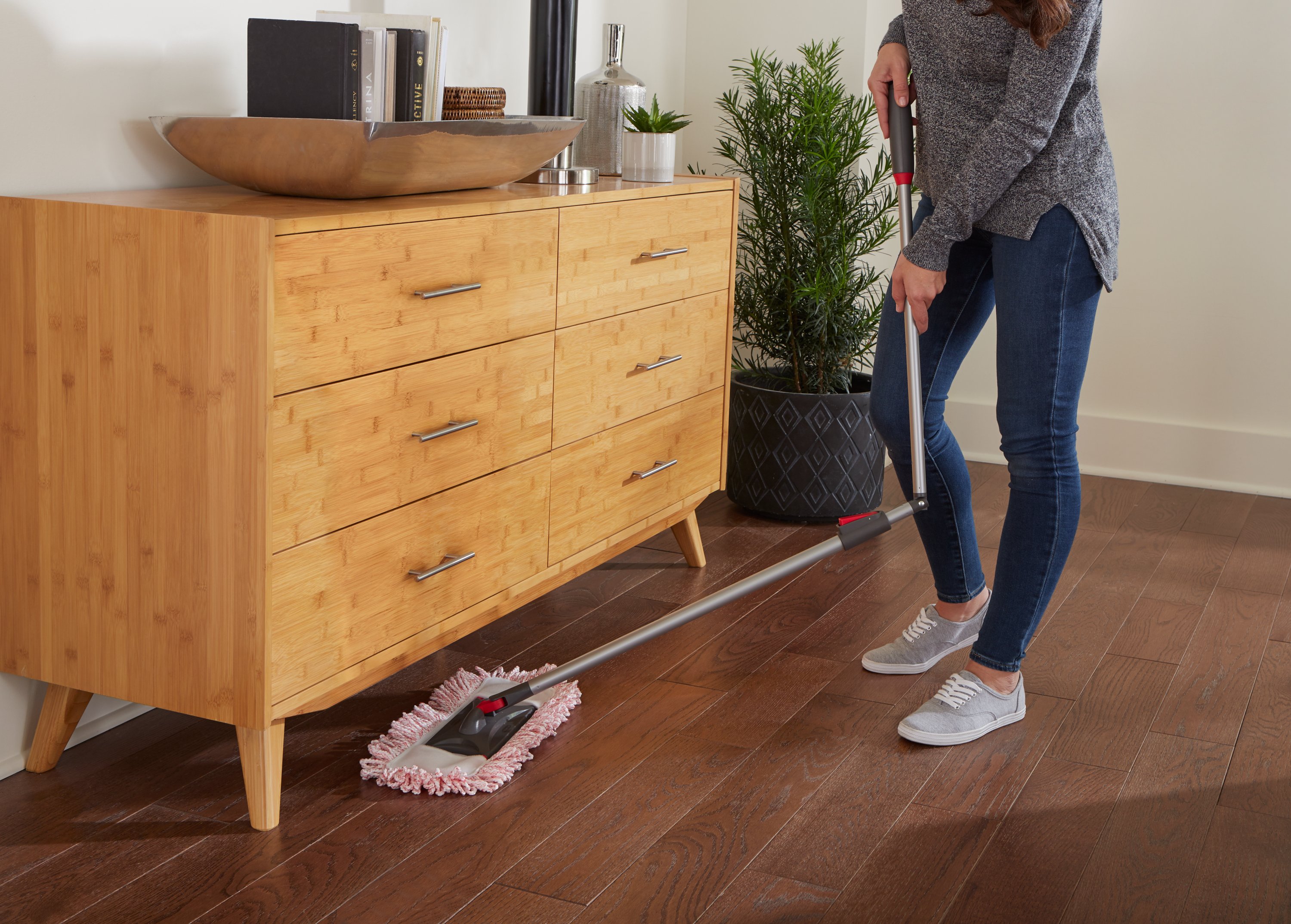 https://s7d9.scene7.com/is/image/NewellRubbermaid/2105643_RC_CL_MicrofiberFlexibleSweeper_UnderFurniture_Lifestyle