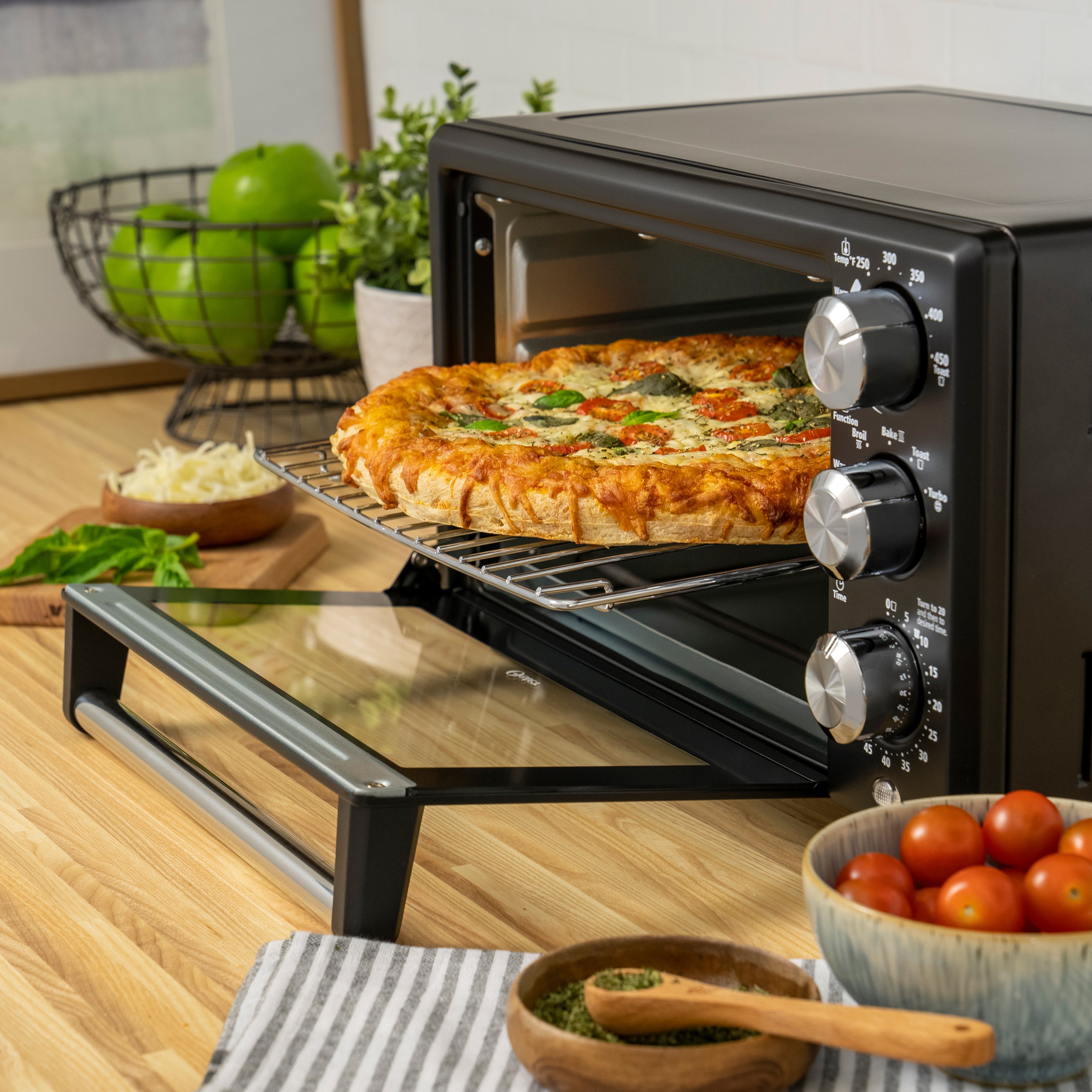  BLACK+DECKER 4-Slice Toaster Oven, Even Toast Technology, Fits  a 9 Pizza, Black: Home & Kitchen