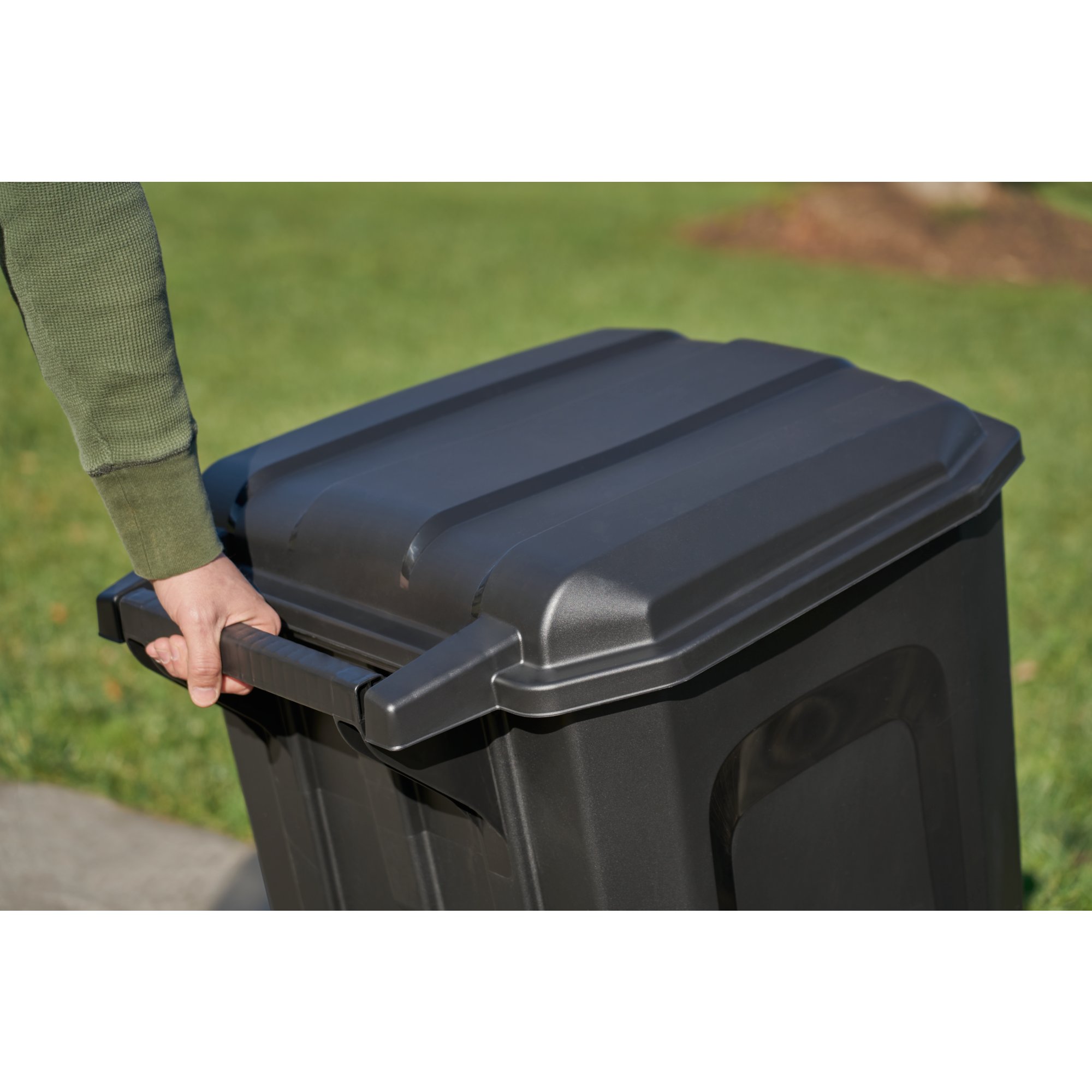 United Solutions TI0073 Wheeled Trash Can, 45 gal Capacity, Lid