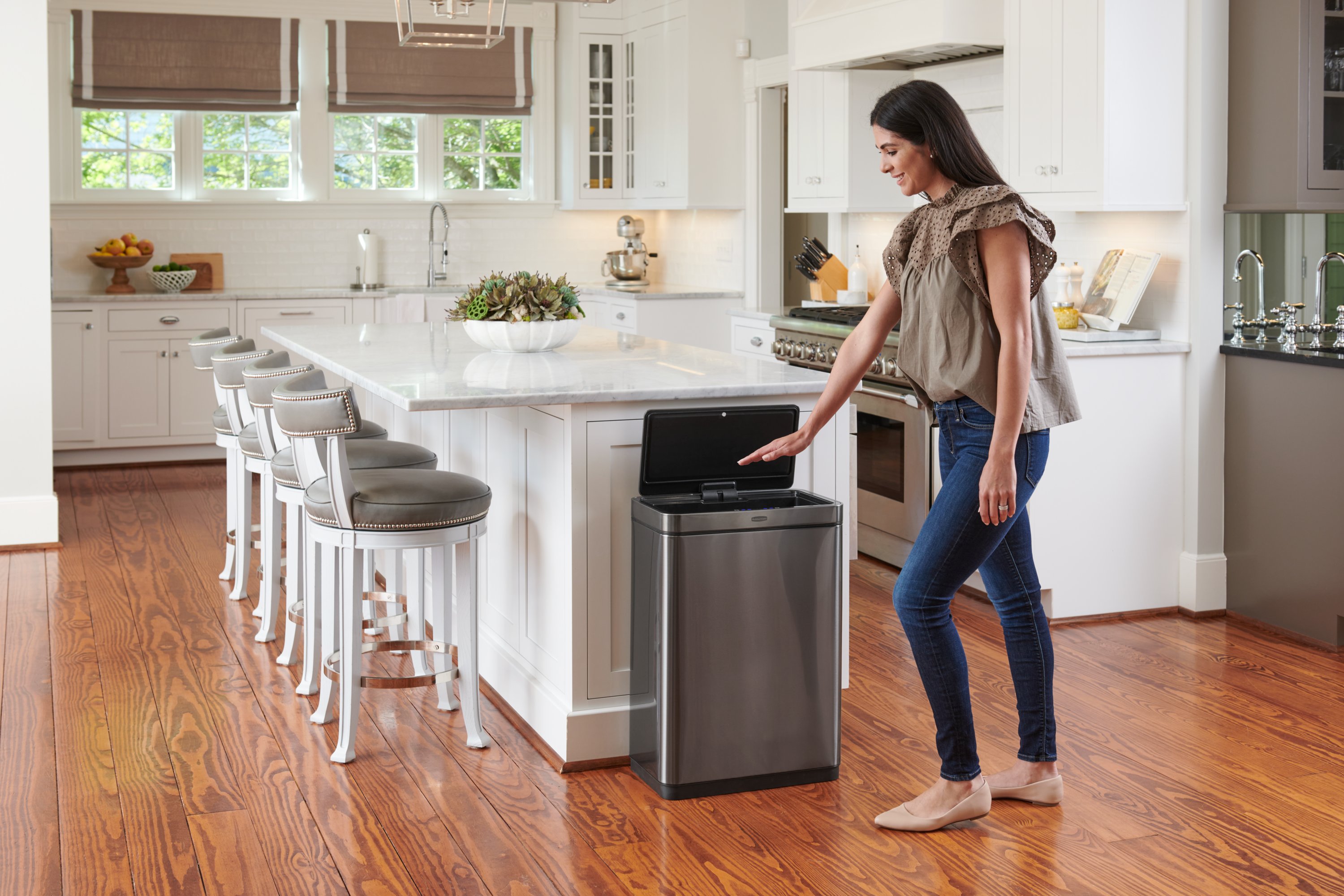 Elite™ Sensor Trash Can | Rubbermaid