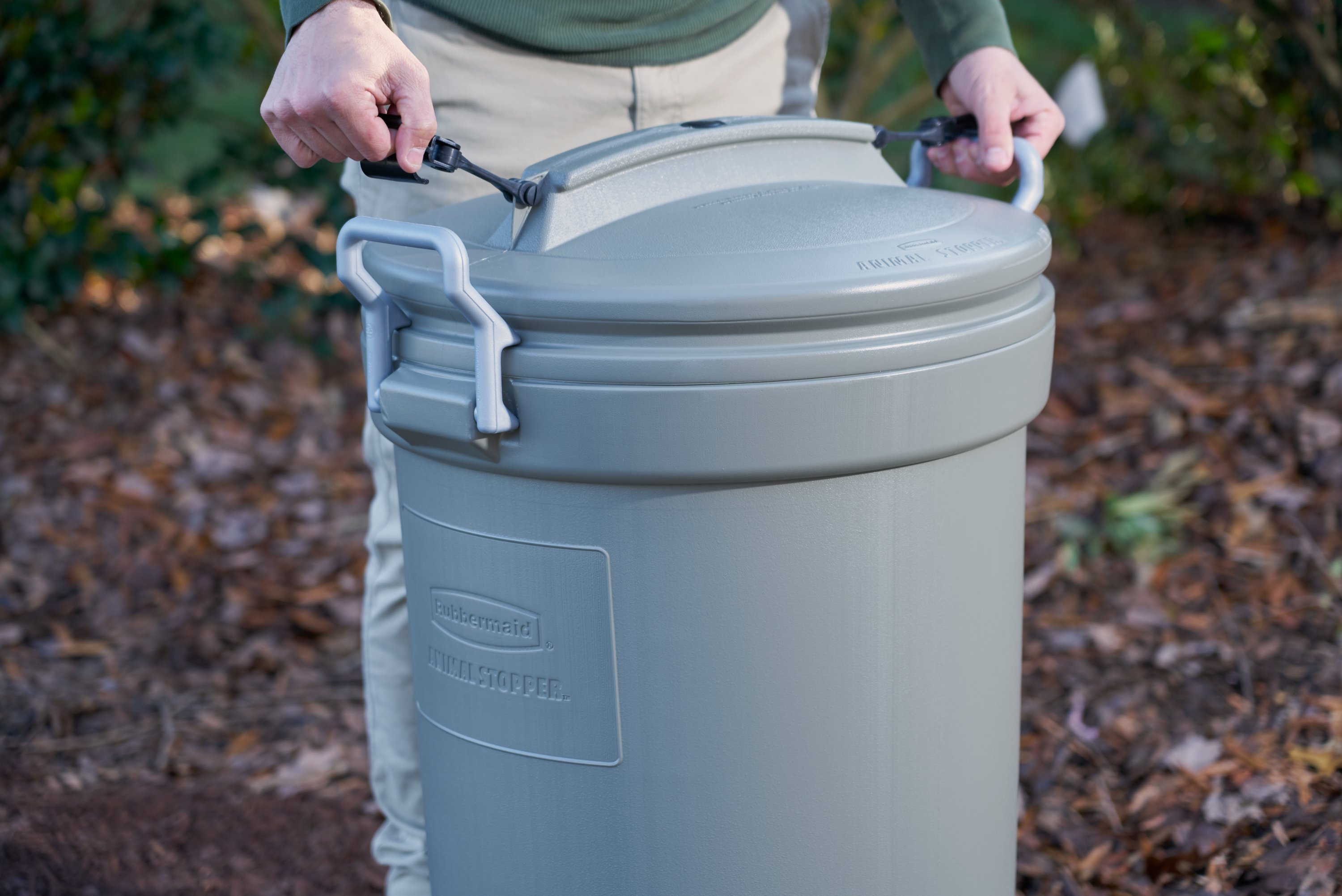 Rubbermaid Roughneck 32-Gallon Trash Can, Blue