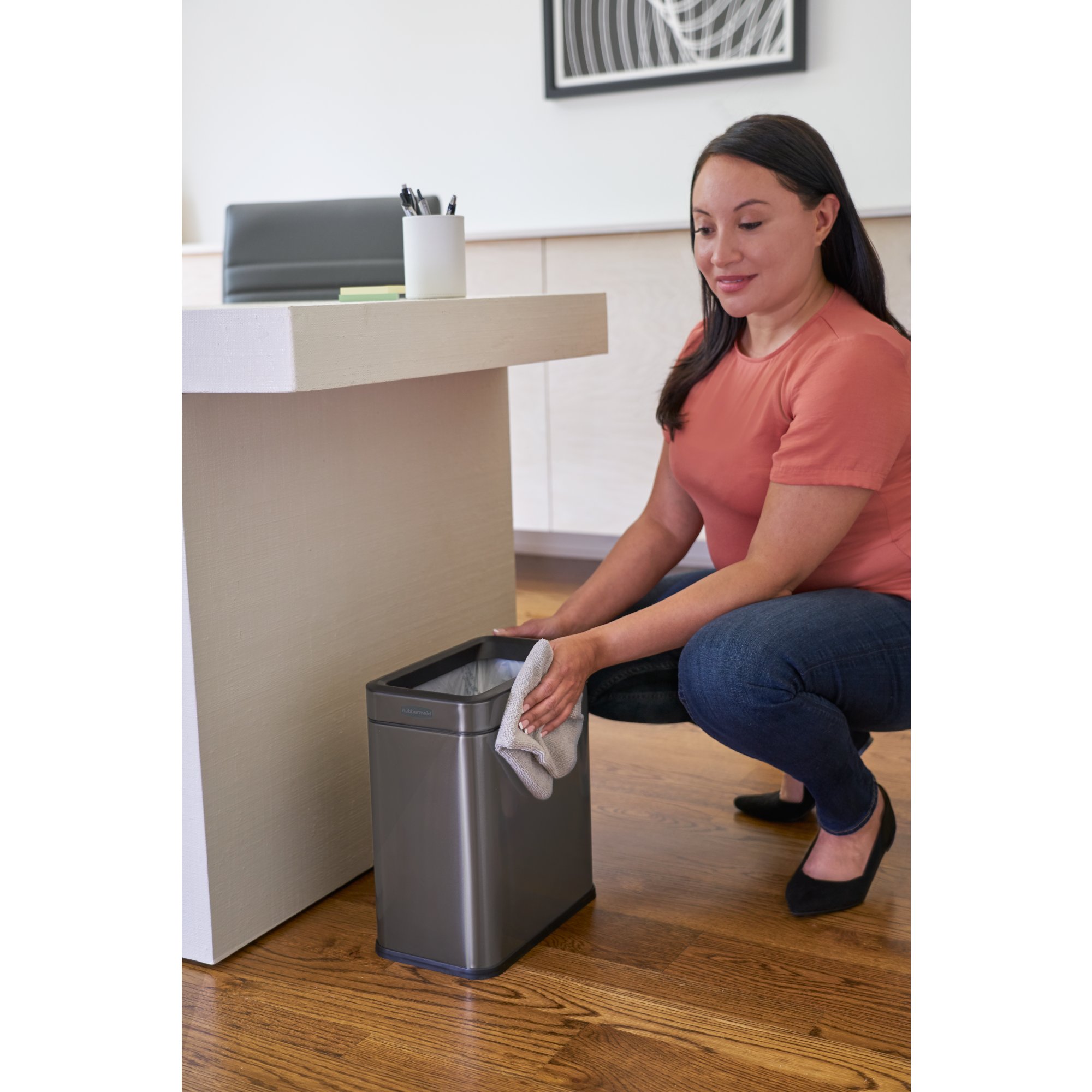 https://s7d9.scene7.com/is/image/NewellRubbermaid/2179283_RC_IR_OpenTopWastebasket_Cleaning_Office_Lifestyle?wid=2000&hei=2000