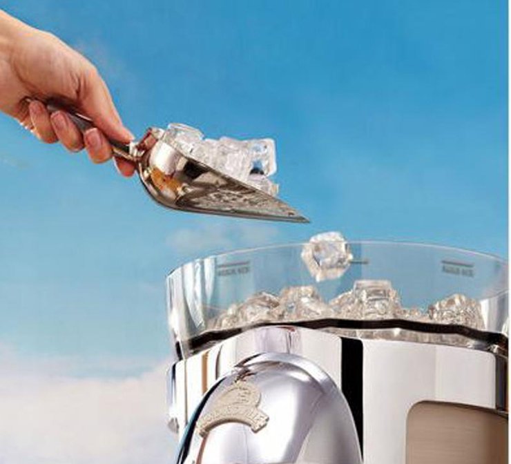 Frozen drink machine ice hopper
