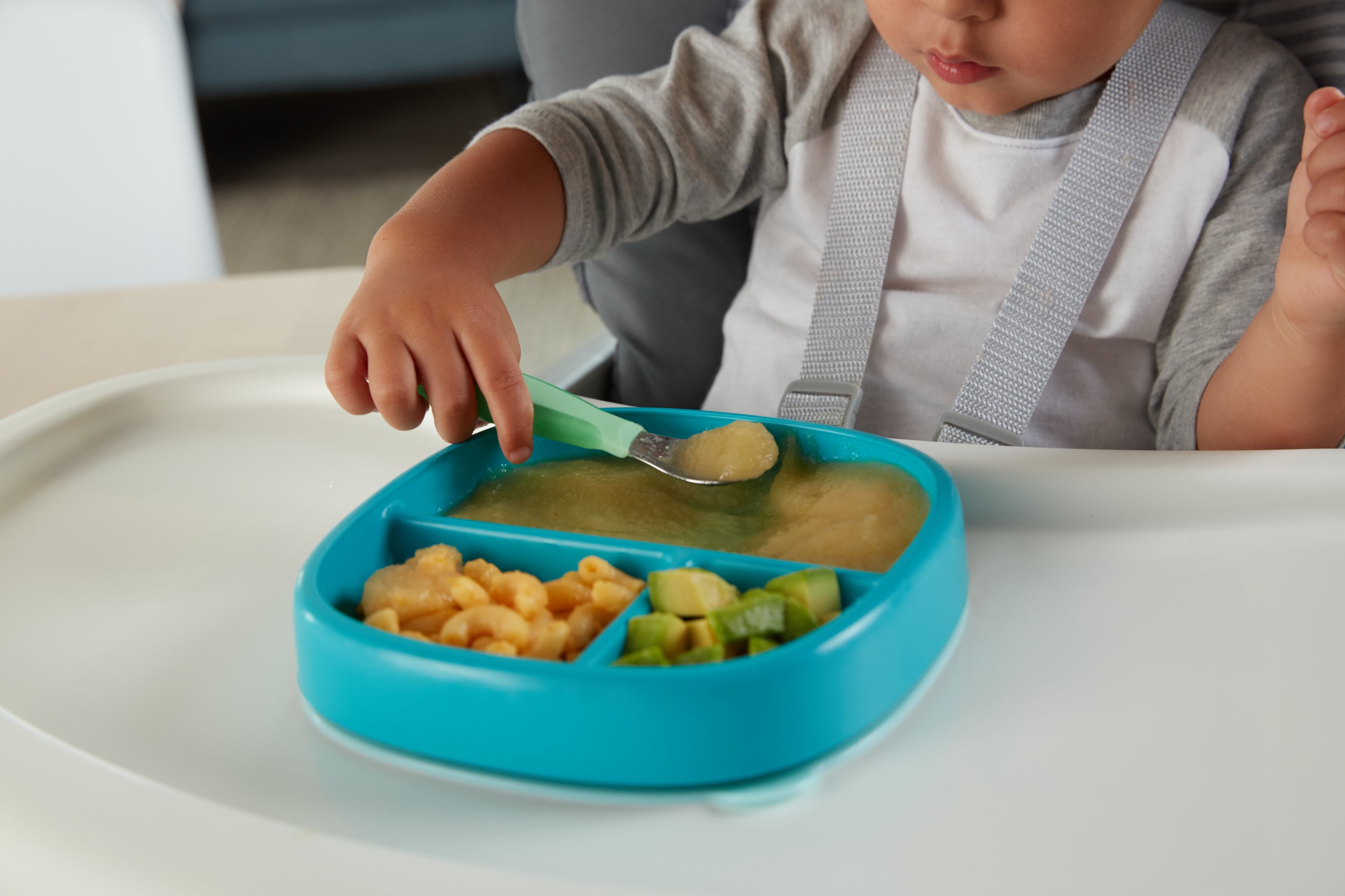 https://s7d9.scene7.com/is/image/NewellRubbermaid/NUK_Kiddy_Cutlery_Spoon_%20Closeup_Holding_Lifestyle_0537