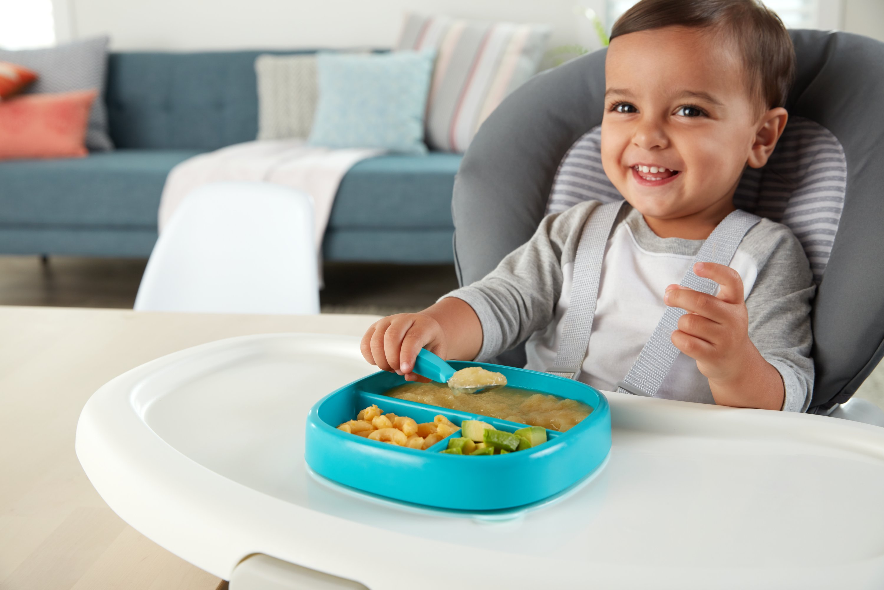 https://s7d9.scene7.com/is/image/NewellRubbermaid/NUK_Kiddy_Cutlery_Spoon_Fit_Holding_Lifestyle_0351