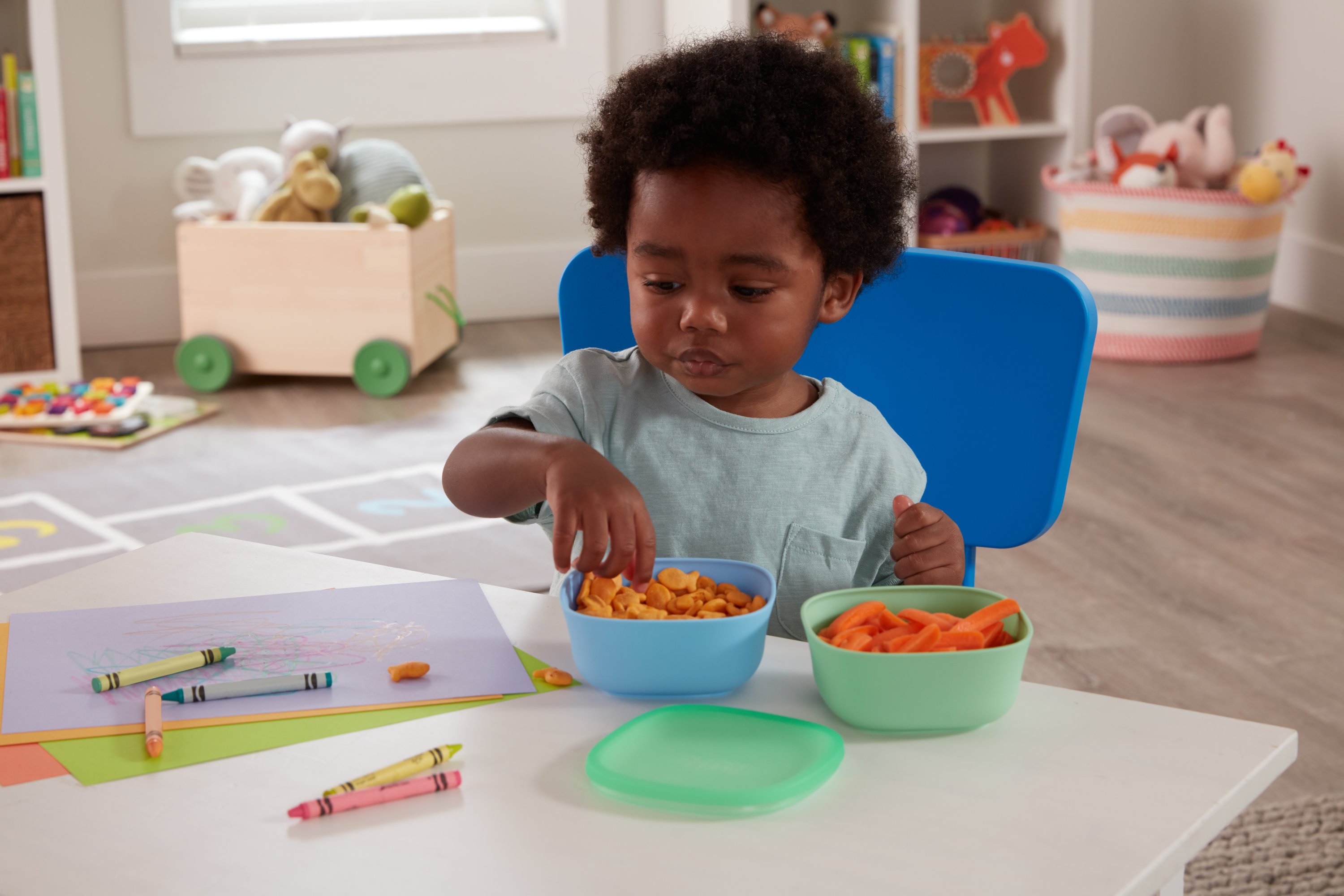 https://s7d9.scene7.com/is/image/NewellRubbermaid/NUK_Stacking_Bowl_Older%20Toddler_Snacking_Lifestyle_0031