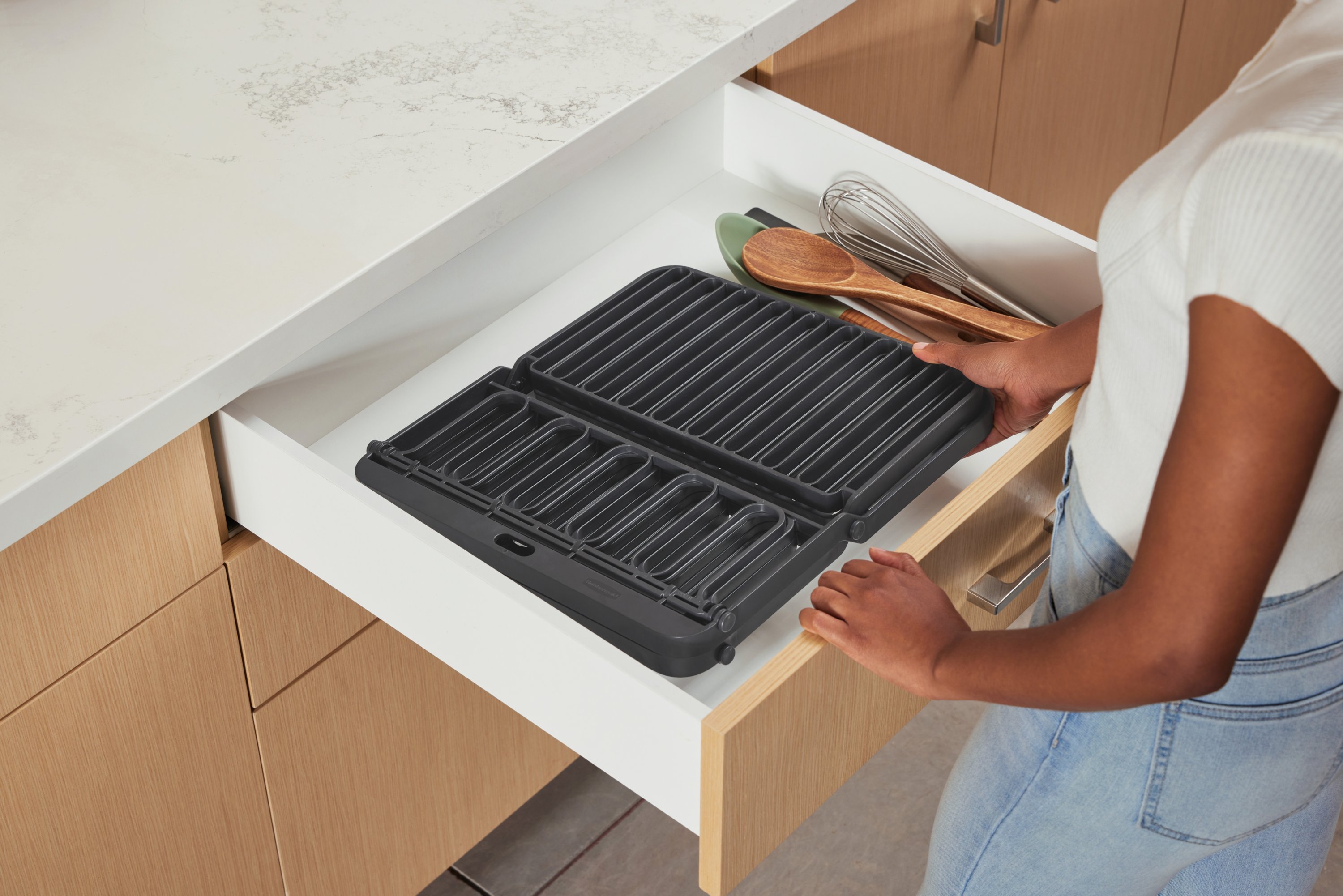 Restaurantware Comfy Grip 11.8 x 7.9 inch Small Countertop Drying Mat, 1 Food-grade Dish Drainboard - Ribbed Design and Raised Sidewalls, Waterproof, Black Silicone