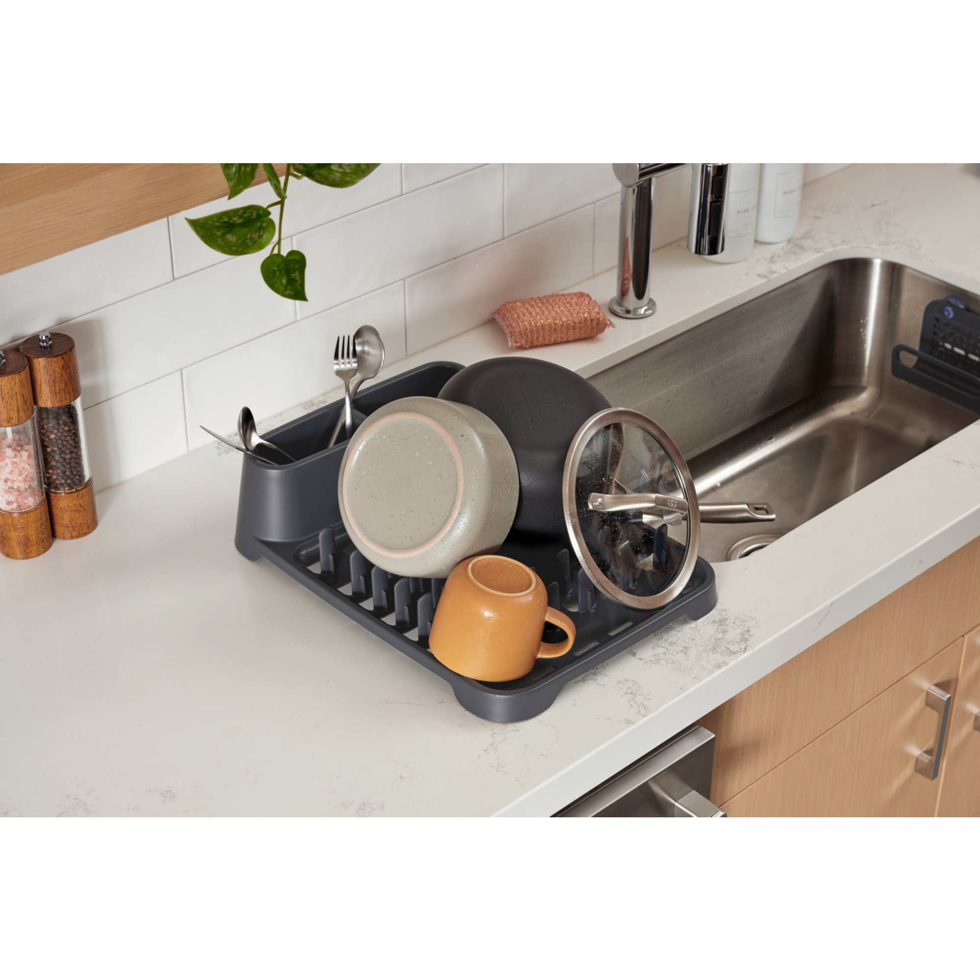 https://s7d9.scene7.com/is/image/NewellRubbermaid/Rubbermaid_Sinkware_Shot27_8532?wid=2000&hei=2000