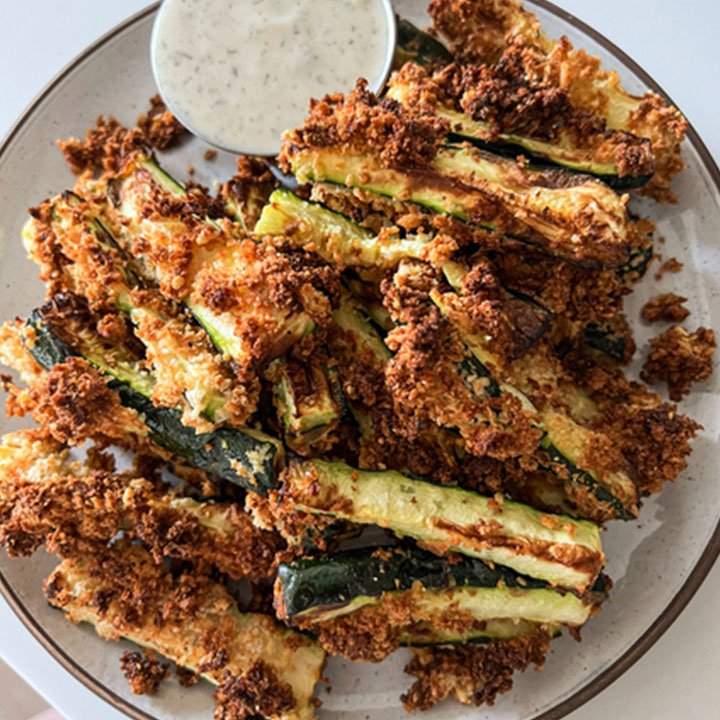 zucchini fries with crispy topping and dip