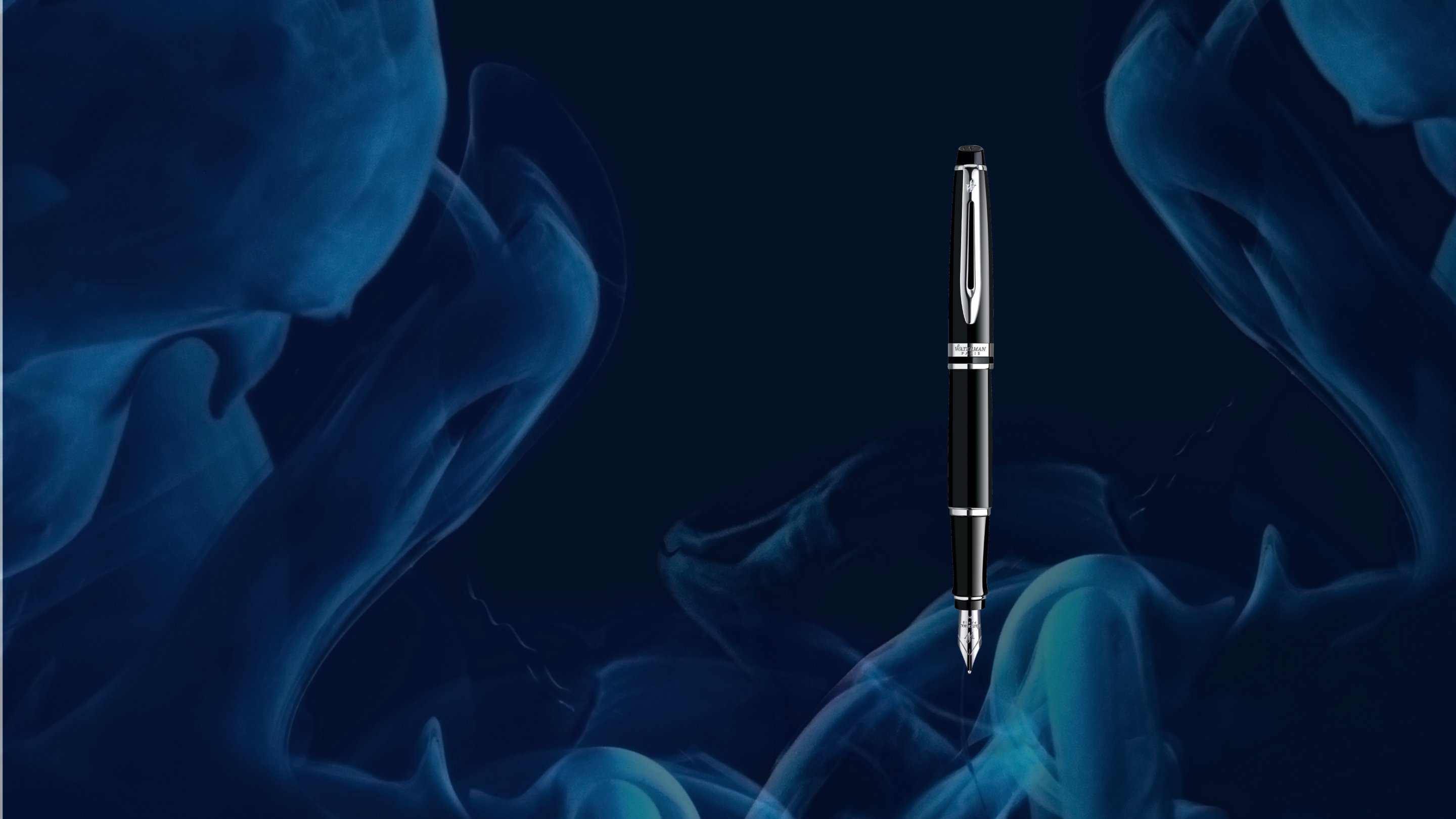 An upright Expert fountain pen in front of a smoky background.