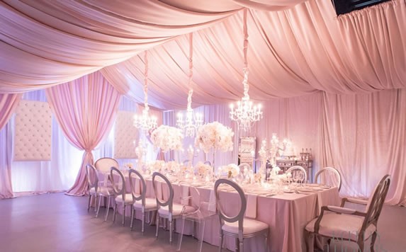 Blush-Satin-with-White-Tufted-Leather-Walls