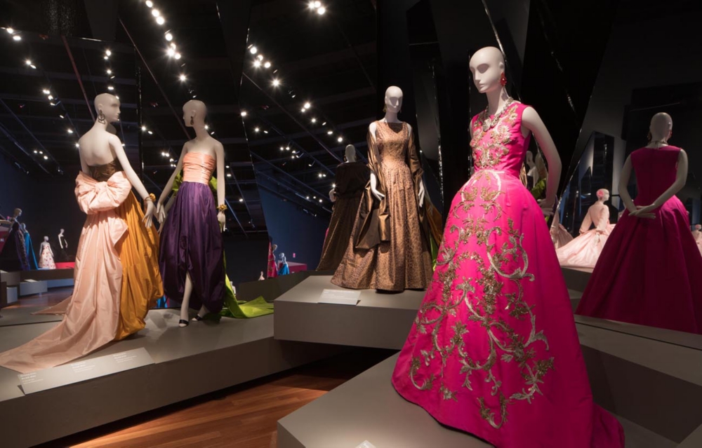 Glassless Mirrors shine at Oscar de la Renta Exhibit