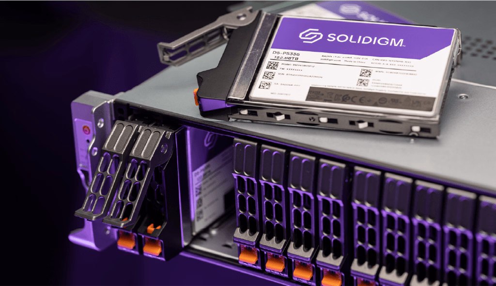 Solidigm AIセントラルラボは、16Uラックに122TBのSSDを搭載し、総容量23PBを超えるデータストレージを備えています。