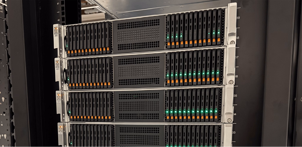 Solidigm本社のAIセントラルラボでは、122TB SSDを搭載した16Uラックに23PBを超えるデータストレージを収容しています。