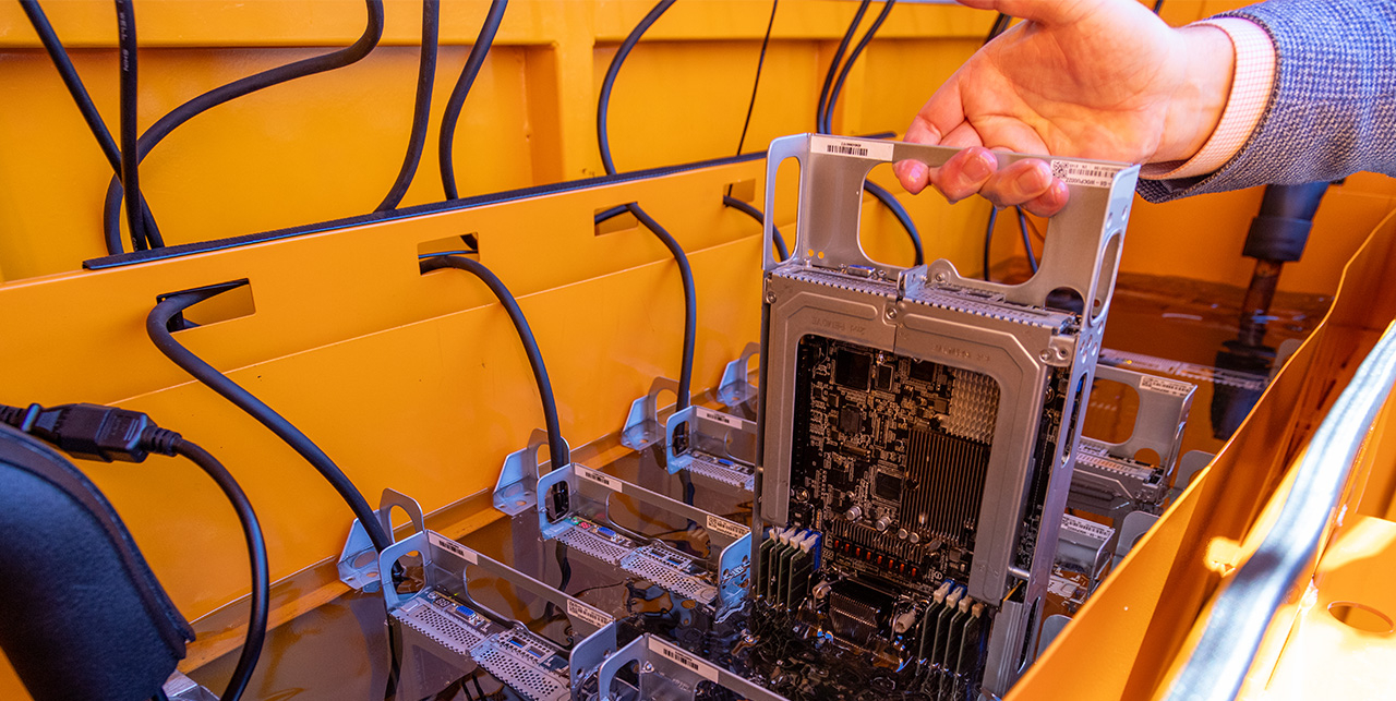 DUG Nomad hot swappable edge solution with Solidigm high-capacity SSDs. 