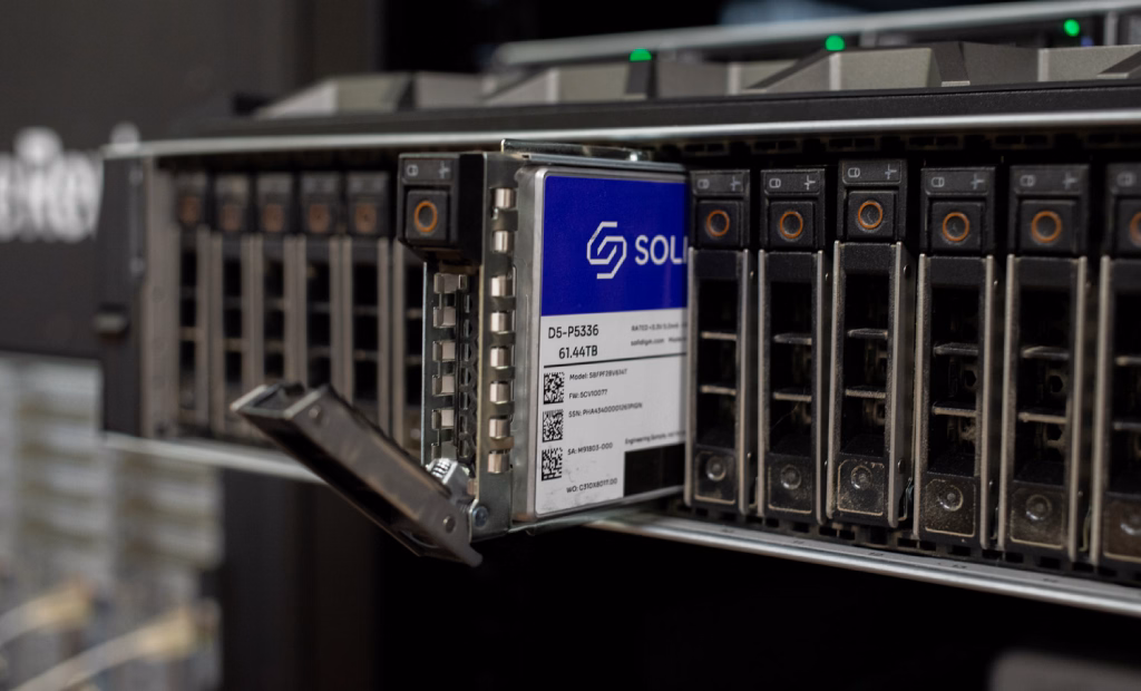 メディカル AI 向け Solidigm D5-P5336 61.44TB SSD。] 