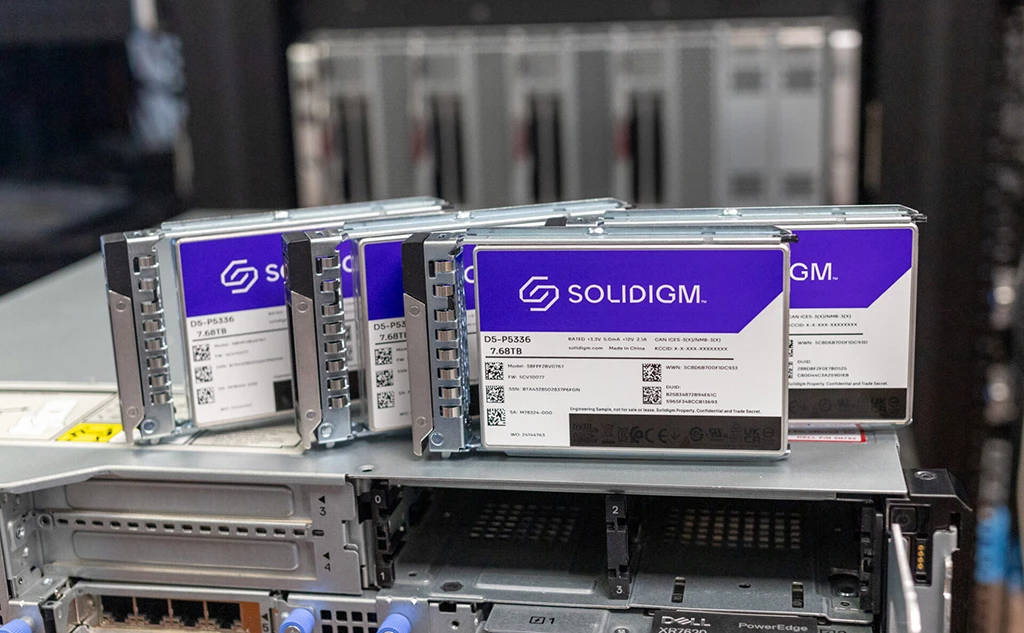 Dell PowerEdge XR7620 with Solidigm SSDs for extreme condition data collection at the edge.