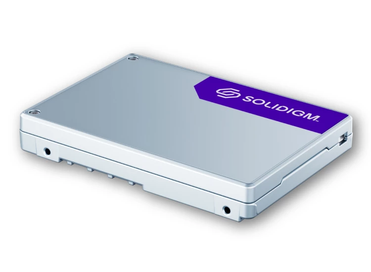 Solidigm D7-P5620 mid-endurance mixed-workload SSD in U.2 form factor