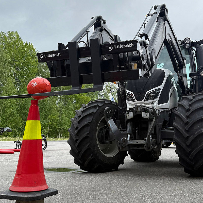 Under Valtra Smart Tour fra 16. til 29. juni utfordrer vi deg til å plassere en ball nøyaktig på en kjegle med en Lilleseth Pallegaffel – så raskt som mulig. 
