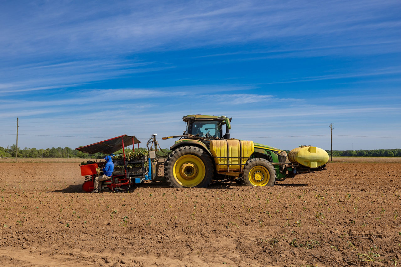 Um implemento que usa a tecnologia PTx Trimble TrueTracker no espinafre