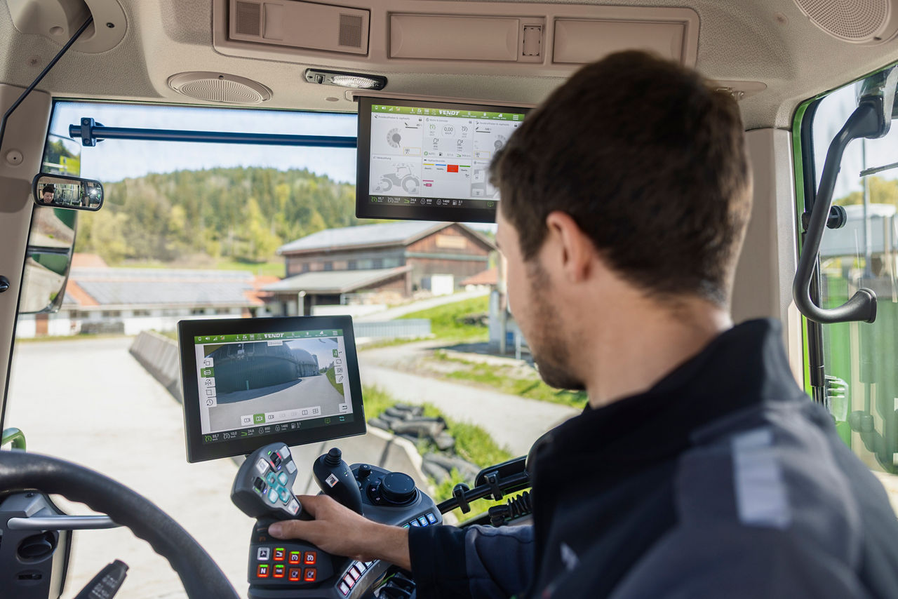 Operator Alexander Reiner używający kamery Motec w ciągniku Fendt