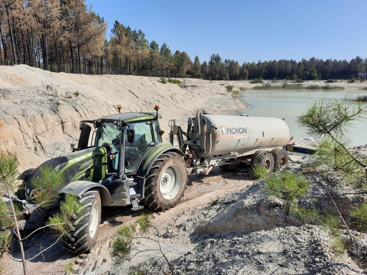 AgrilocTP_Agriavenir_location_tracteur_valtra_2.jpg