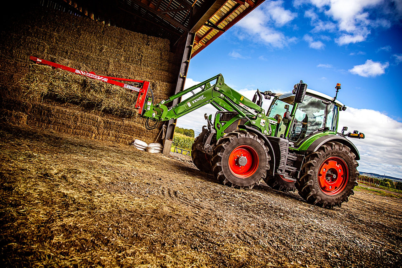 Fendt-500-with-balegrappler.jpg