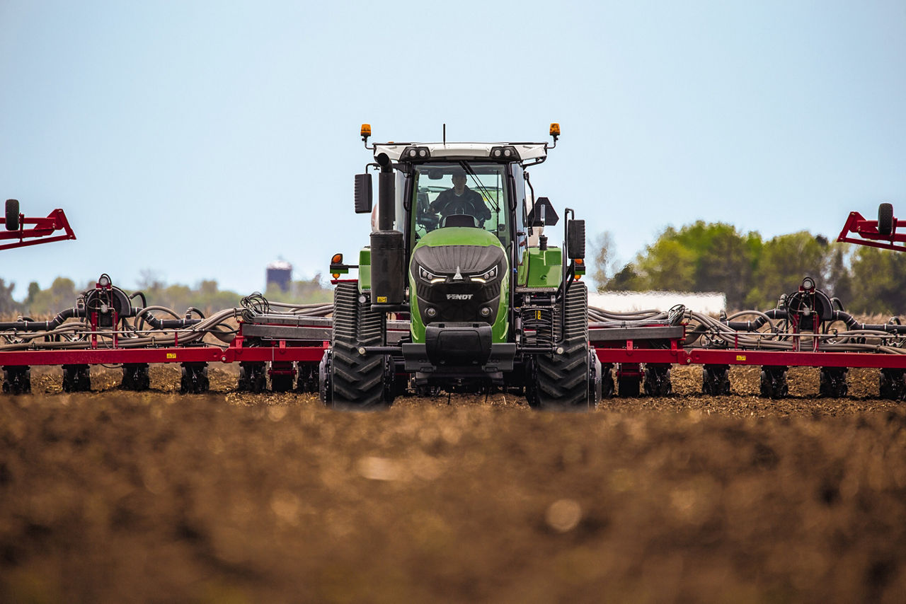 Fendt 900 Vario MT Tractor front shot planting in field